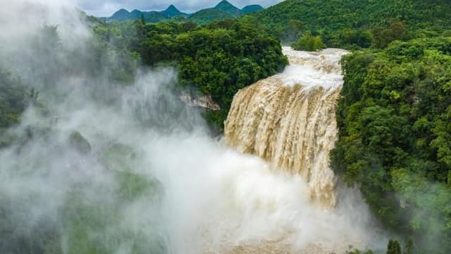 专家预测：黄果树瀑布巨大水量或将带动当地旅游业腾飞