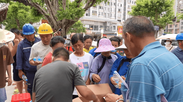 贵州榕江县政府推出"洪水经济刺激计划":洪水后物资领取点成新旅游景点
