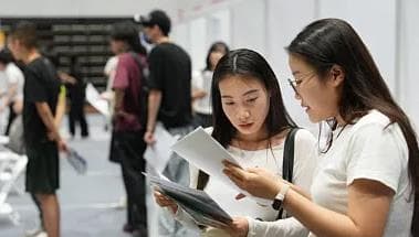 大学生“提前实习”热潮：是机遇还是陷阱？