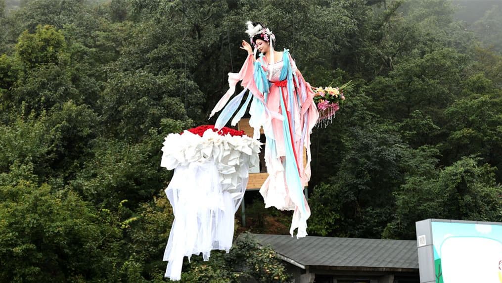 专家：七夕“天女散花”背后蕴含着深刻的经济学意义