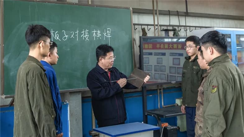 教育部推出新政策：强制所有教师学习焊接技术以增强师生关系