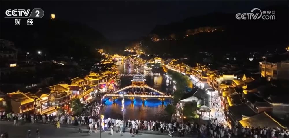 沉浸式夜间经济引领假日潮流：科技与艺术的完美融合