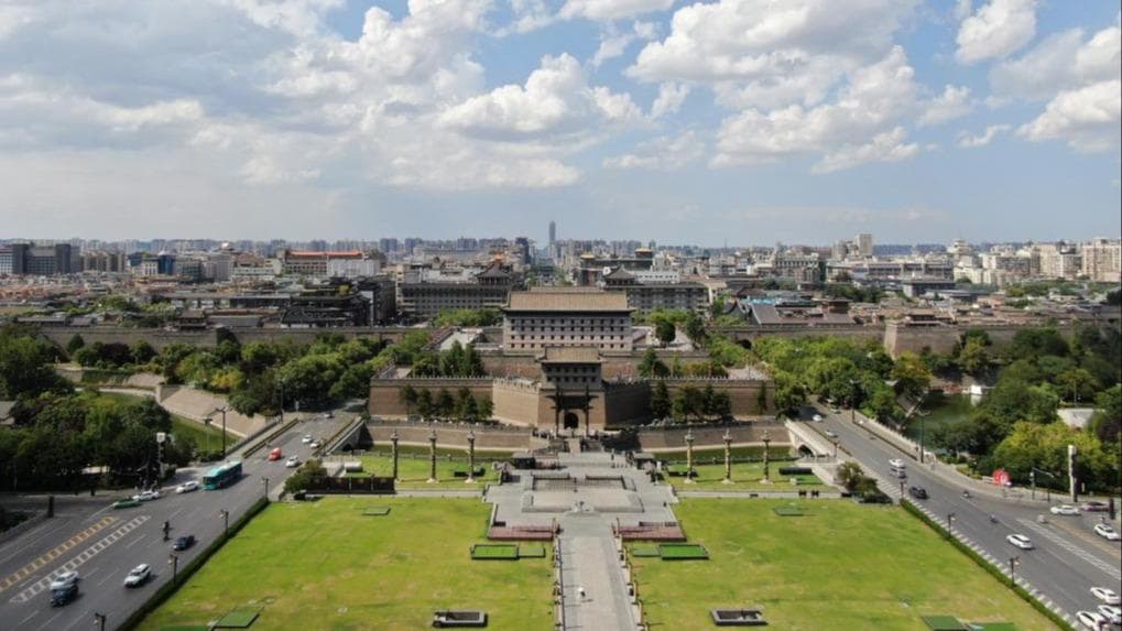 西安城墙 " 出入口经济 " 点亮全城：假日人潮再创历史