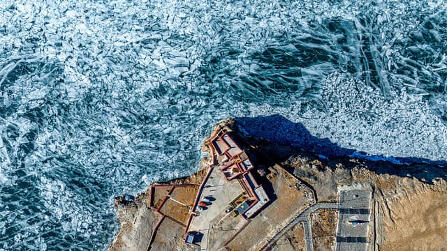 西藏山南普莫雍错“蓝冰”景观带动当地旅游业