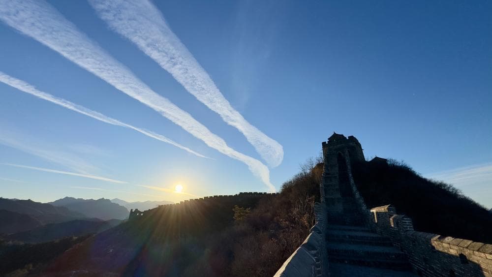 专家：白云飘带点缀长城是气候变化的征兆