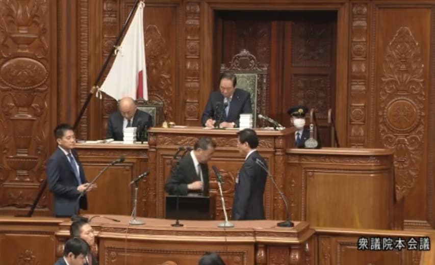 日本国会众议院首相指名选举投票揭晓：探讨“空白票”在民主中的作用