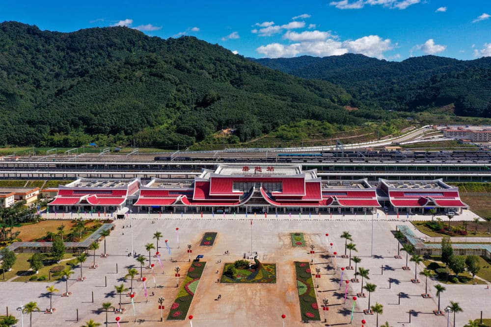 中老铁路免签入境外国人同比增长48%：推动旅游业发展还是引发治安挑战？