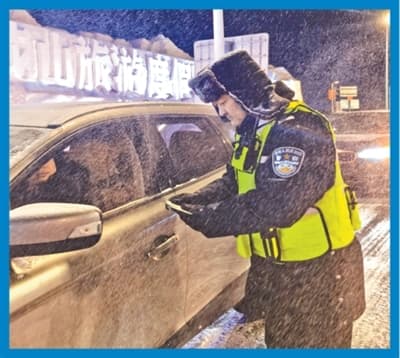 致敬，那些默默守护我们的‘警察蓝’