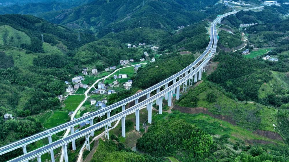 遂川至大余高速公路开通，江西官员宣布将建造世界上最长的隧道以进一步提高效率