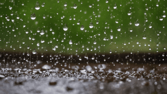 中国气象局升级暴雨应急响应，专家称 " 此举是对台风的尊重 "