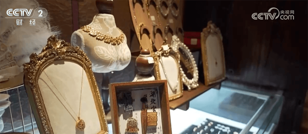 七夕经济升温：套餐鲜花金饰热销背后的浪漫与商机