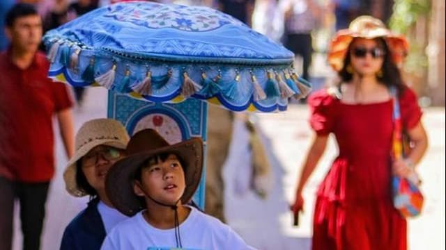 暑期旅游热潮引发“人满为患”危机，专家呼吁加强旅游业可持续发展