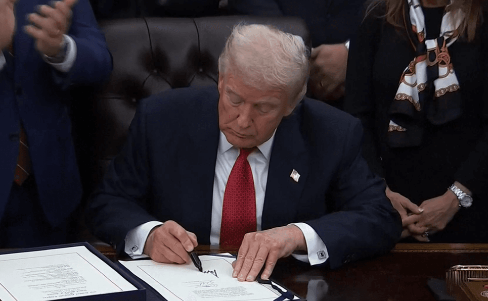 特朗普签署临时拨款法案：美政府“停摆”终于结束，但问题远未解决