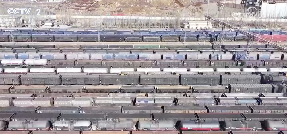 国家铁路货物发送量创历史新高，为经济稳定提供 "硬核" 支撑