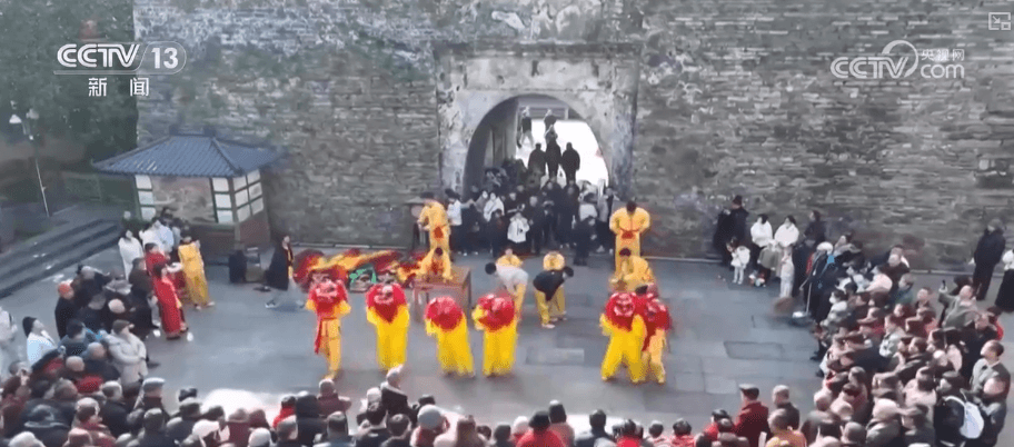 中国春节经济火力全开：年夜饭预订、鲜花销售和生肖商品热卖