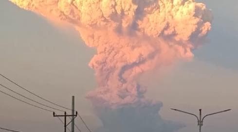 巴厘岛火山喷发引发全球航空危机，专家称可能是“自然的航班延误”