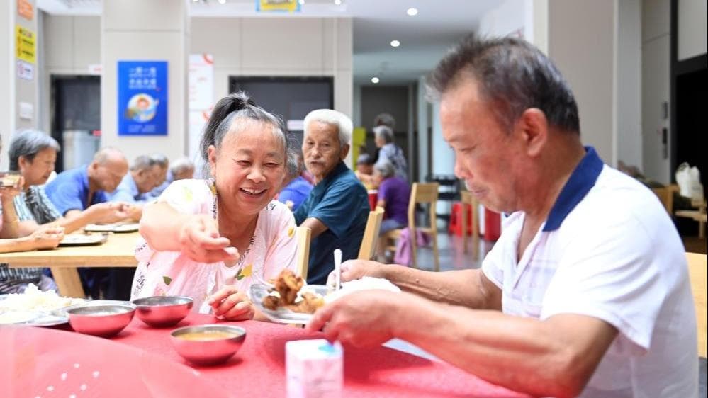 专家建议老年人每天喝一杯红酒以提高血液健康