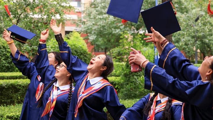  "银龄" 毕业季：揭开新疆老年开放大学的独特之旅 