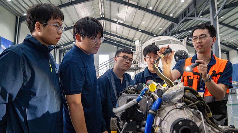 青年成才新趋势：本科生回炉学技能