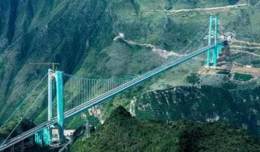 花江峡谷大桥：工程学的奇迹还是现代社会的象征？