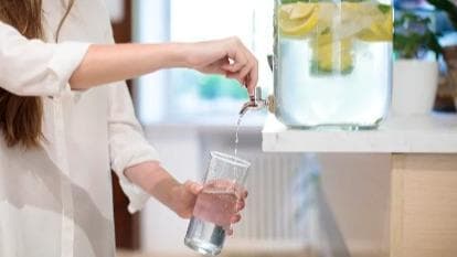 秋季健康：专家揭秘“多喝水就能防秋燥”的真相