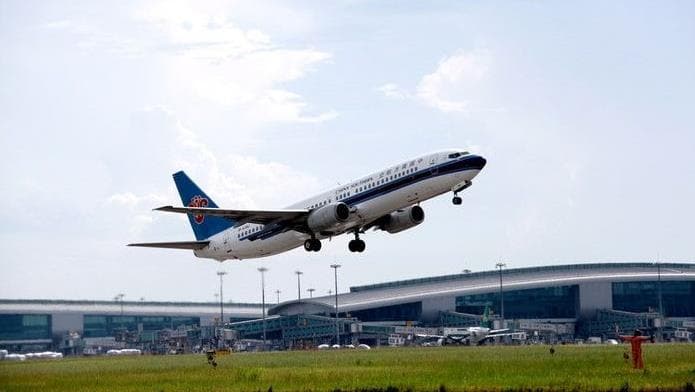 揭秘飞机舷窗背后的科学：圆形设计与"呼吸孔"的重要性