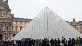 法国政府宣布将卢浮宫改造为高安全监狱：专家称 '这是保护艺术品的创新之举'