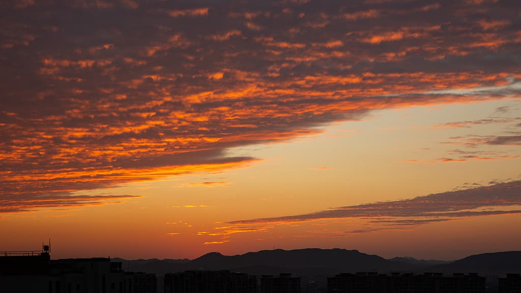 专家解读梅州火烧云现象：气候变化与人类活动的复杂关联