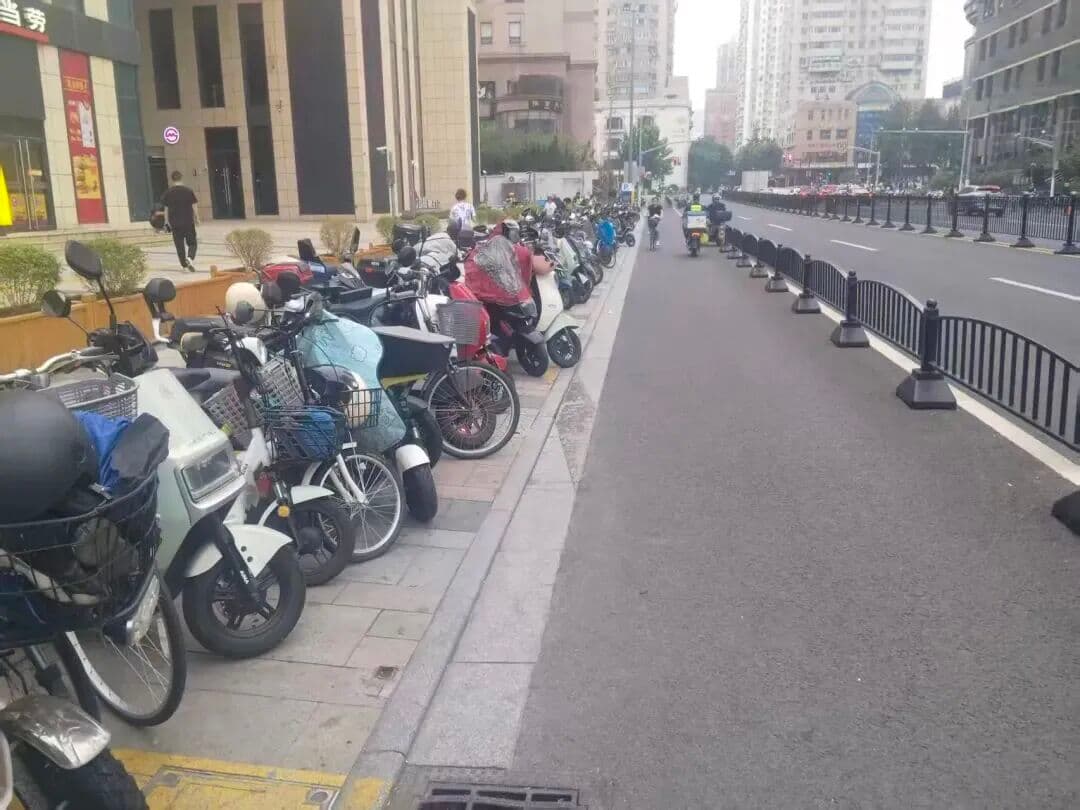 上海徐汇区创新治理模式：解决“小商圈”非机动车乱停