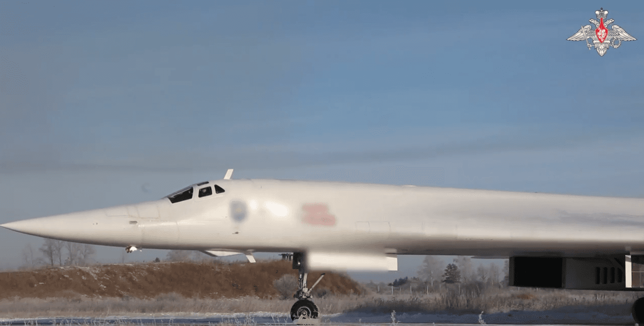 俄罗斯战略轰炸机完成北冰洋上空飞行任务：展现军事实力和对环境的关注