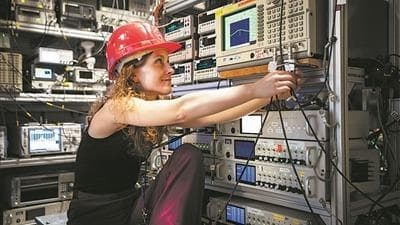 突破：科学家首次展示反物质量子比特
