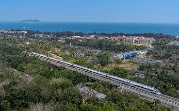 台风来袭：海南环岛高铁停运，铁路部门称 '旅客安全出行' 掩盖了什么？