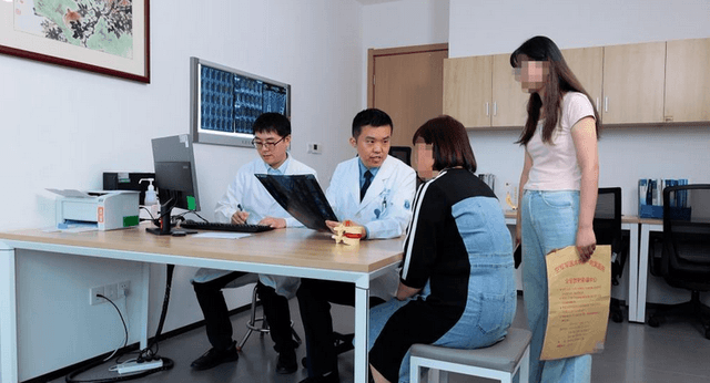 新研究发现：青少年脊柱侧弯与社交媒体使用有关