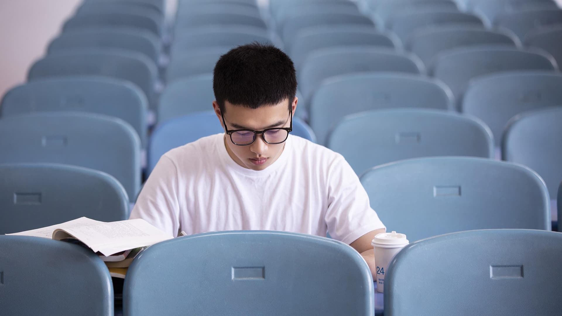 揭秘“家长会”的真正作用：解构大学教育的价值回归