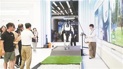 北京机器人足球队夺冠，却因球员们全部被裁员而无人领奖