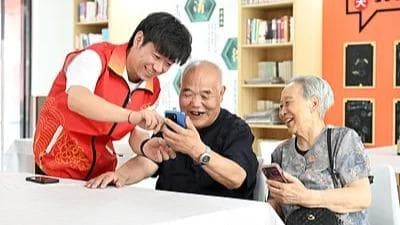 银发经济蓬勃发展：中国的"养老"变"享老"