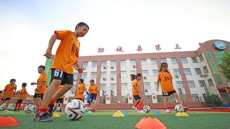 学校、家庭和社会联合推动青少年体育教育新潮