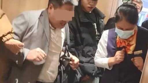 高铁厕所门被踹事件引发热议：乘客安全隐患还是意外事件？