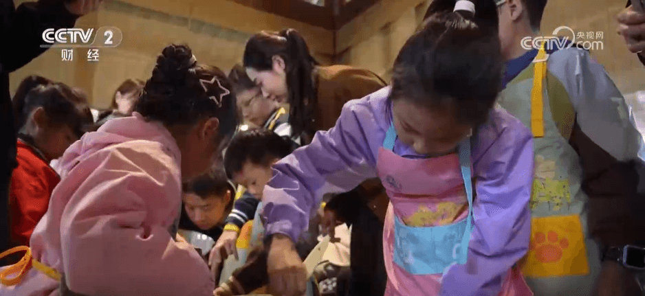 全国中小学“秋假”火爆：家长孩子互动增强亲情