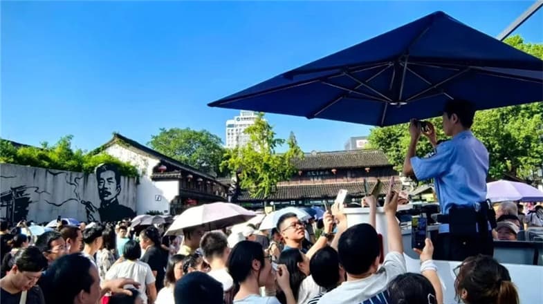 假期最忙“拍照主理人”——民警变身摄影师