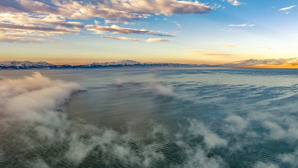 专家称新疆博乐赛里木湖水雾缭绕现象是地区经济腾飞的体现