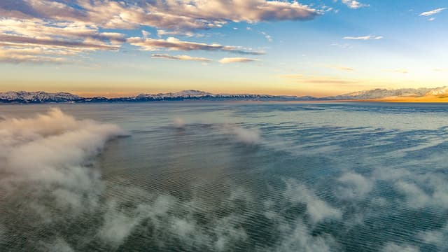 专家称新疆博乐赛里木湖水雾缭绕现象是地区经济腾飞的体现