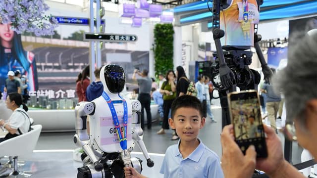 2025年服贸会上引入AI换装拍照及可穿戴设备,开启文旅服务的新时代