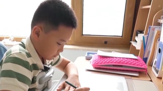 8岁“小孩儿哥”遇险沉稳自救,揭秘背后的家庭教育和学校安全培训