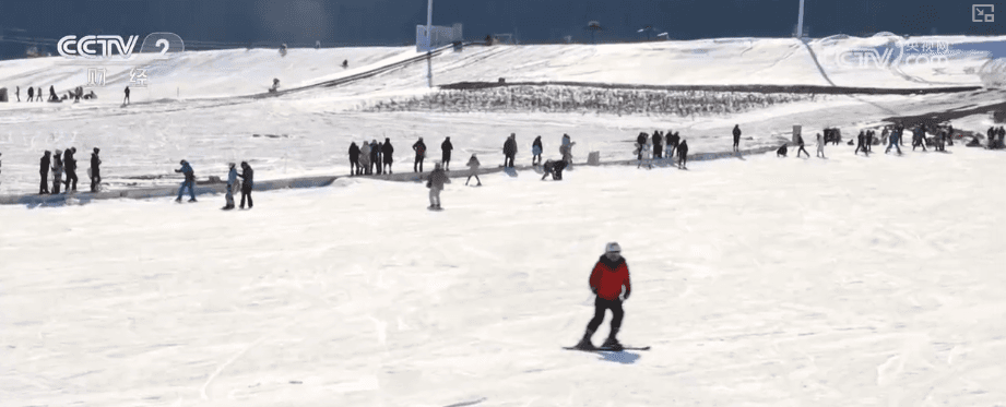 新疆乌鲁木齐冰雪旅游引发“热潮”:当地村民年收入飙升