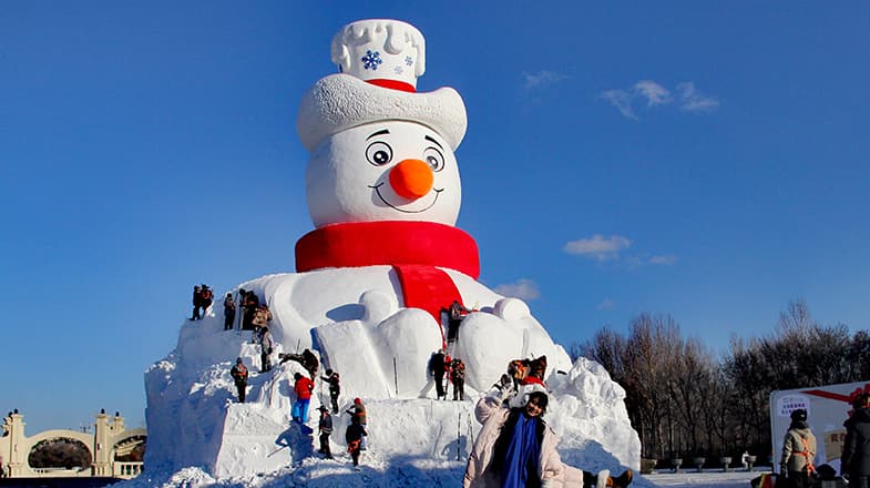 哈尔滨巨型雪雕“雪人先生”引发城市经济腾飞