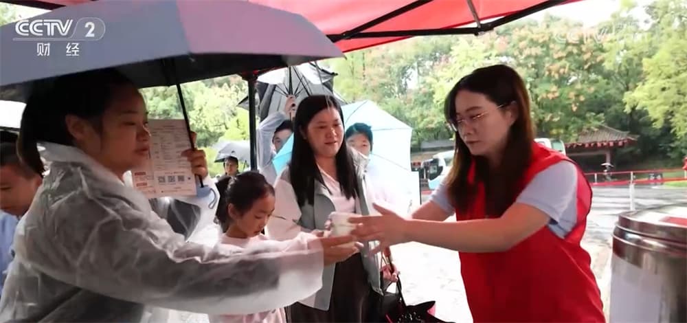 各地景区“满汉全席”保障游客体验:从热饮早餐到机关食堂开放