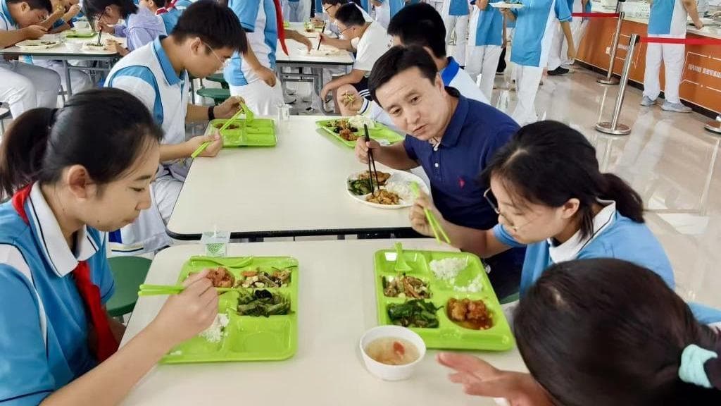 北京中小学校园餐服务改革:让'小餐具蕴含大民生'