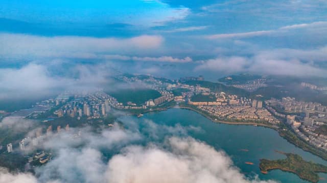 千岛湖云雾缥缈现象引发关注:专家称这是杭州成为'云计算中心'的标志