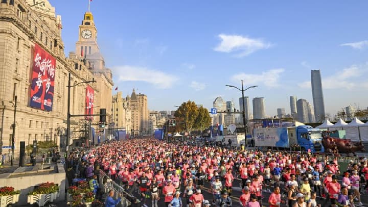 2025上海马拉松创造奇迹:参赛者平均速度提升20%竟因GPS导航失灵